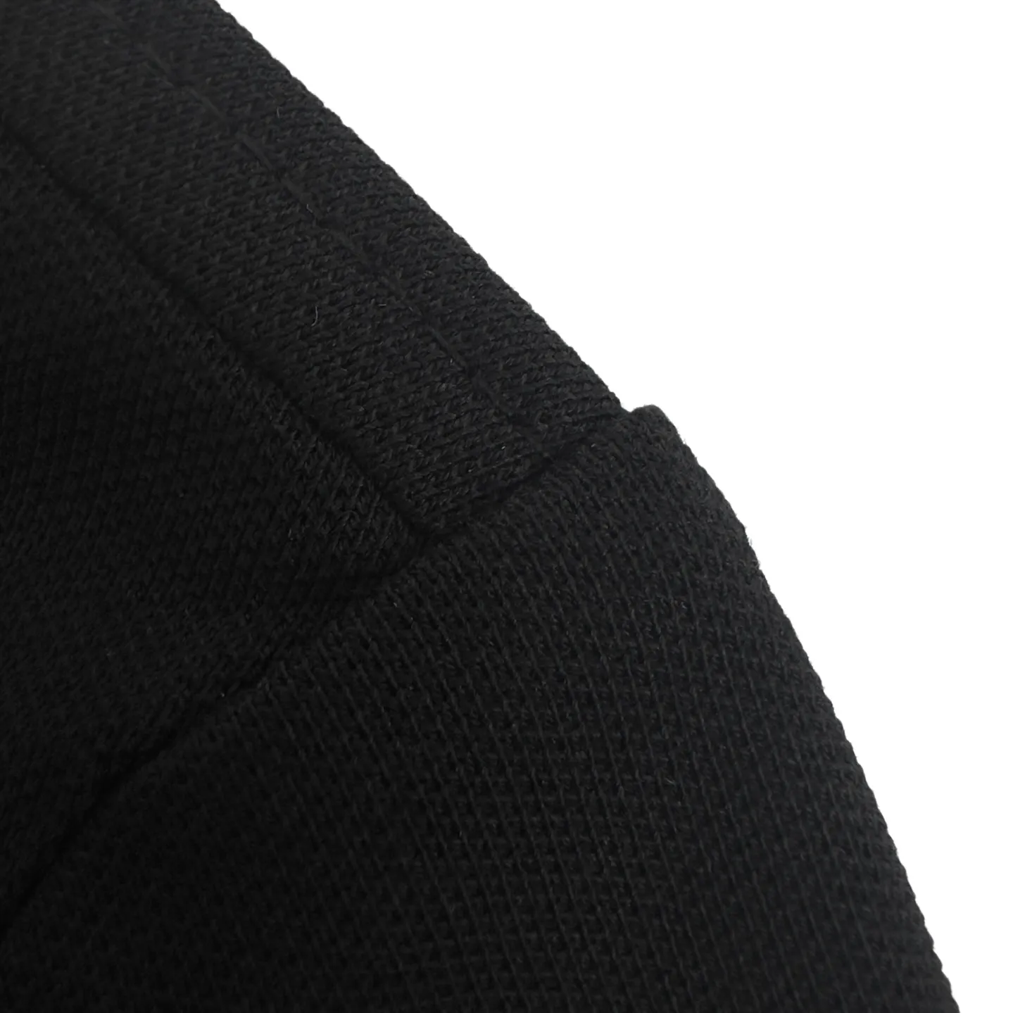 Lacoste crocodile logo Polo shirt (Black). The original version was purchased for 1,090. The fabric is made of custom-made glaze bee extract cotton. It is delicate, soft and comfortable. Breathable, soft black with a sense of breathing. Not heavy, not ostentatious. Use the calmest tones to interpret the French sense of relaxation. The iconic small crocodile jumps to the heart. On the pure black canvas, it outlines a low-key edge with a vivid attitude. Keep it simple. Use Black as the base and green crocodile as the print. It shows the texture and brand heritage in a low-key manner. It adopts the stamping process to make independent embroidered stamps through computer embroidery, and then positions them and sews them to fix it on the clothes. It has a strong three-dimensional effect, is strong and washable, has stable quality, and the fabrics have been washed with enzymes. It has a better hand feel and texture. It is not easy to deform, shrink or fade, and maintains long-term beauty. Size:S-M-L-XL